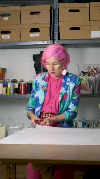 Tailor Ροζ Μαλλιά Και Πολύχρωμα Ρούχα Κοπής Μοτίβα Ραπτικής Ένα — Αρχείο Βίντεο