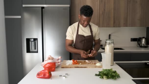 Joven Hombre Africano Pelando Ajo Para Preparar Receta Pollo Una — Vídeo de stock