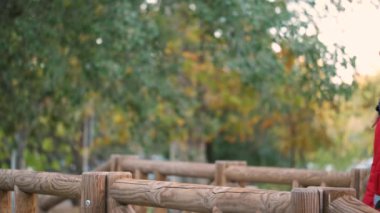 Genç bayan yürüyüşçü ormanda temiz hava soluyor..