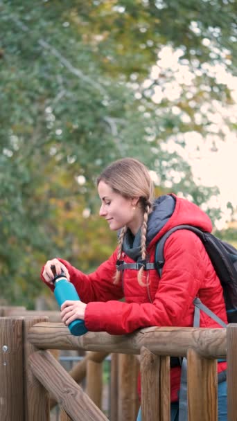 Junge Wanderin Trinkt Aus Einer Wasserflasche Und Blickt Den Wald — Stockvideo