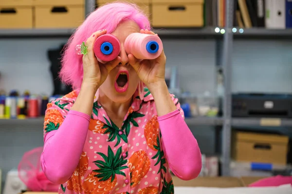 Ραφή Ροζ Μαλλιά Και Πολύχρωμα Ρούχα Κάνοντας Αστεία Πρόσωπα Ράμμα — Φωτογραφία Αρχείου