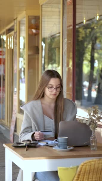 Молодая Женщина Делает Покупки Онлайн Кредитной Картой Ноутбуком Кафе — стоковое видео