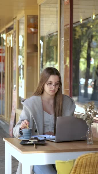 Ondernemer Werkt Met Een Notebook Een Laptop Een Coffeeshop Digitale — Stockvideo
