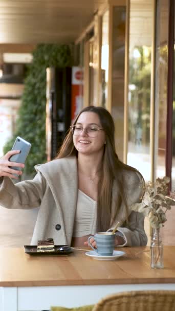 Mujer Joven Tomando Selfie Con Café Pastel Antes Comerlo Cafetería — Vídeo de stock