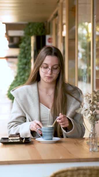 Giovane Donna Che Aggiunge Zucchero Caffè Una Caffetteria — Video Stock