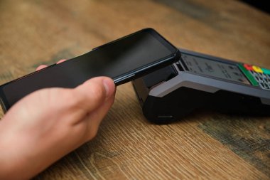 Restaurant faturasını sanal bir cep telefonu kartıyla ödeyen tanınmayan bir müşteri..