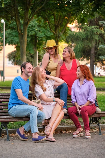 Retrato Cinco Adultos Maduros Hablando Riendo Sentados Banco Parque — Foto de Stock