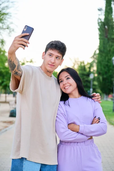 Dos Jóvenes Amigos Latinos Tomando Selfie Con Smartphone Sonriendo Calle — Foto de Stock