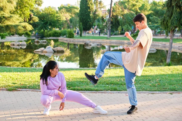 Két Fiatal Latin Barát Táncol Mosolyog Utcán Egy Parkban — Stock Fotó