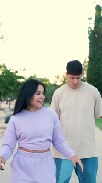 Dos Jóvenes Amigos Latinos Bailando Riendo Calle Parque — Vídeo de stock
