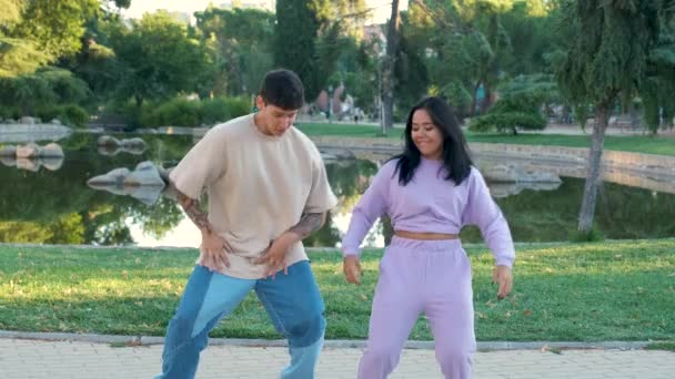 Dos Jóvenes Amigos Latinos Bailando Sonriendo Calle Parque — Vídeo de stock