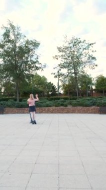 Caddedeki parkta tango yapan olgun mutlu çift..