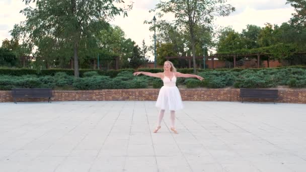 Ώριμη Γυναίκα Χορεύει Μπαλέτο Ένα Πάρκο Στο Δρόμο — Αρχείο Βίντεο