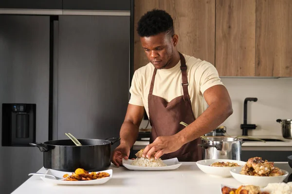 Young Black Man Serving Fried Chicken Mince Rice Plate Kitchen — Stock Photo, Image