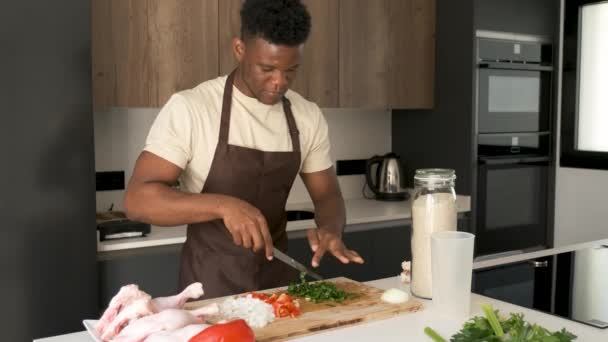 Fiatal Afrikai Férfi Vágás Zeller Hogy Készítsen Csirke Recept Konyhában — Stock videók