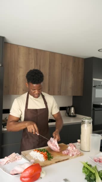 Молодой Черный Человек Удаление Кожи Курицы Подготовить Рецепт Кухне — стоковое видео