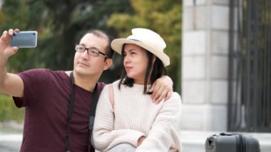 Çok ırklı iki turist selfie çekiyor. Madrid, İspanya 'yı gezmek.
