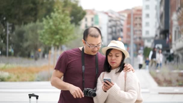 Multiracial Par Turister Konsultera Stadsguide Sin Smartphone Sightseeing Madrid Spanien — Stockvideo