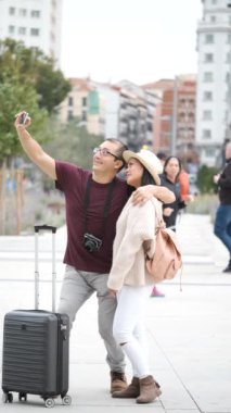 Çok ırklı iki turist selfie çekiyor. Madrid, İspanya 'yı gezmek.