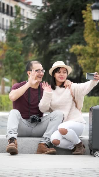 Feliz Pareja Multirracial Turistas Tomando Una Selfie Juntos Turismo Madrid — Vídeos de Stock