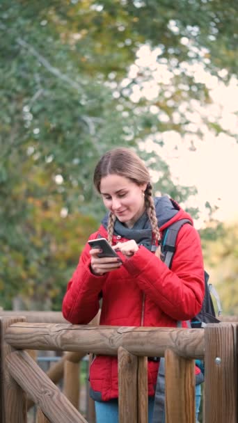 Genç Bayan Yürüyüşçü Akıllı Telefona Danışıyor Yürürken Fotoğraf Çekiyor — Stok video