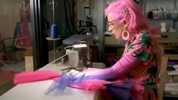 Дресмейкер Рожевим Волоссям Різнокольоровим Одягом Посміхається Дивиться Камеру Працює Промисловій — стокове відео