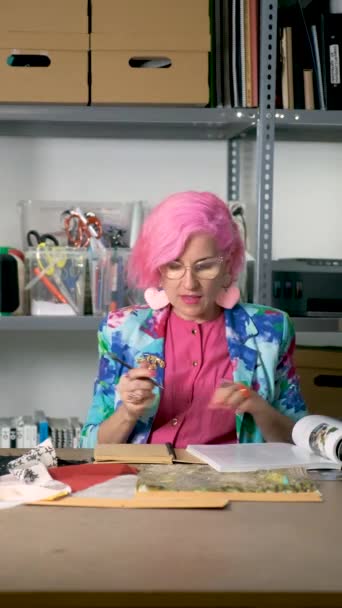 Ραφή Ροζ Μαλλιά Και Πολύχρωμα Ρούχα Γράφοντας Νέες Ιδέες Σχεδιασμού — Αρχείο Βίντεο