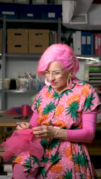Дресмейкер Рожевим Волоссям Різнокольоровим Одягом Рука Шиє Шматок Тканини Швейній — стокове відео