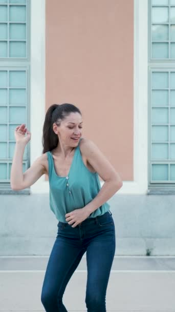 一个女人独自在街上跳爵士舞 真正的爵士舞或委婉爵士舞 — 图库视频影像