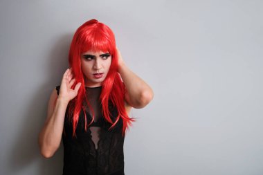 Bir tarafa bakan kadın gibi giyinmiş cinsiyet değiştiren erkek portresi. LGBTQ eşcinseli.