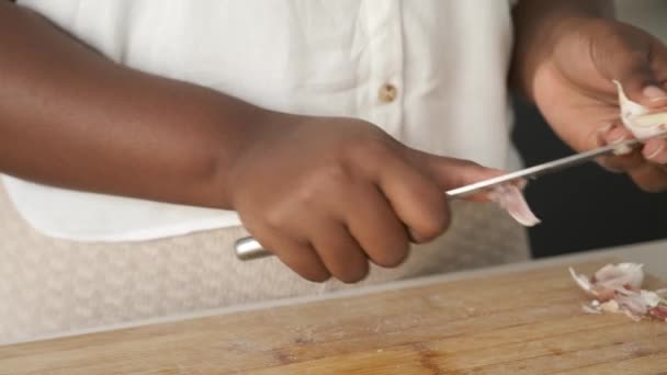 Close Cuban Woman Hands Peeling Raw Garlic Using Knife — Stock Video