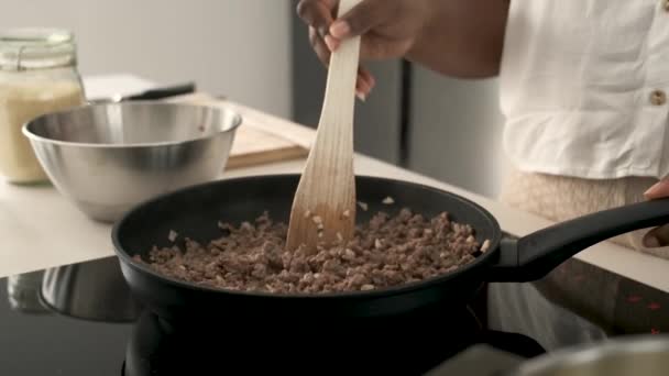 Close Cuban Woman Hands Cooking Minced Beef Garlic Pan Prepare — Vídeo de Stock