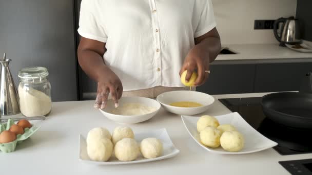 스타일의 요리를 준비하기 손으로 감자를 으깨는 여성의 모습을 클로즈업 — 비디오
