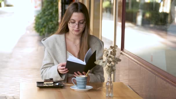 Mujer Joven Leyendo Libro Una Cafetería Relajarse Café — Vídeo de stock