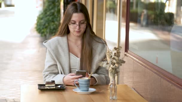Mujer Joven Tomando Selfie Con Café Pastel Antes Comerlo Cafetería — Vídeo de stock