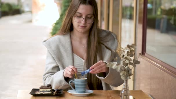 Junge Frau Fügt Dem Kaffee Einer Cafeteria Zucker Hinzu — Stockvideo