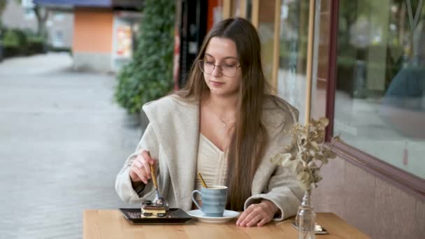 Молодая Женщина Ест Торт Пьет Кофе Кафетерии — стоковое видео