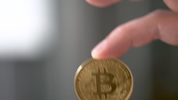 Tangan Memegang Emas Bitcoin Token Cryptocurrency Konsep Keuangan Dan Bisnis — Stok Video