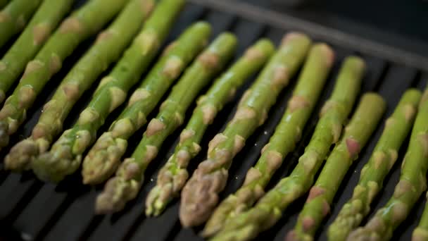 Close Video Adding Salt Green Asparagus While Cooking Grill Vegetarian — Vídeo de stock