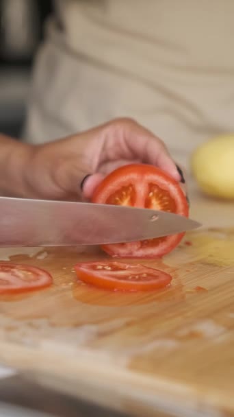 Young Unrecognizable Latin Woman Cutting Tomatoes Prepare Recipe Kitchen — ストック動画