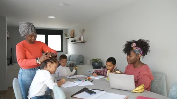 非洲家庭在绘画或做作业时吃点心 横向大家庭在一起的时间 — 图库视频影像