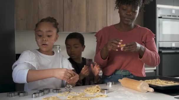 Afrikaanse Familie Snijden Koekjesvormen Een Koekjesdeeg Keuken Horizontale Uitgebreide Familie — Stockvideo