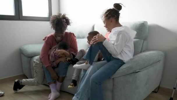 快乐的非洲家庭在沙发上玩着挠痒痒的游戏 一起享受着快乐 横向扩展家庭 — 图库视频影像