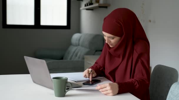 Muslim Young Woman Hijab Doing Monthly Accounts Home — Stockvideo