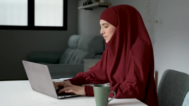 Muslimische Junge Frau Hidschab Telefoniert Während Sie Hause Einem Laptop — Stockvideo
