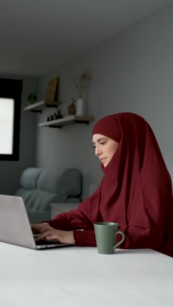 Muslimische Junge Frau Hidschab Telefoniert Während Sie Hause Einem Laptop — Stockvideo