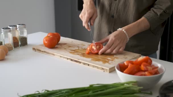 Nierozpoznany Młody Człowiek Krojący Pomidory Desce Krojenia Kuchni — Wideo stockowe