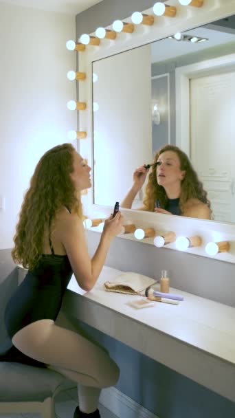 Young Ballerina Applying Mascara Eyes Make Front Mirror — Αρχείο Βίντεο