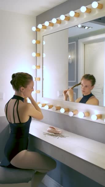 Genç Balerin Aynanın Önünde Toka Kullanarak Saçını Topuz Haline Getiriyor — Stok video