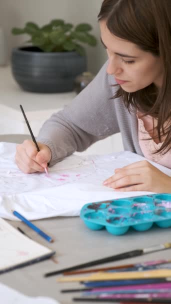 Mujer Caucásica Pintando Mano Diseño Usando Pinturas Acrílicas Una Camisa — Vídeos de Stock